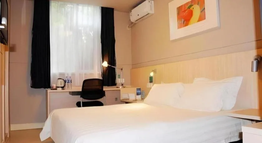 Bed in Jinjiang Inn Quanzhou West Street Kaiyuan Temple