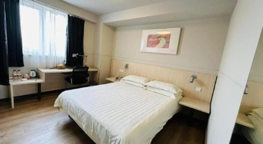 Bed in Jinjiang Inn Quanzhou West Street Kaiyuan Temple