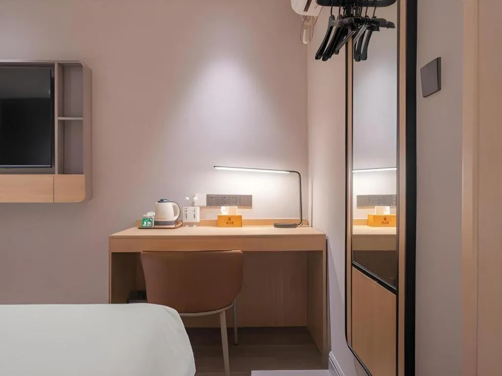 Bed in Jinjiang Inn Quanzhou West Street Kaiyuan Temple