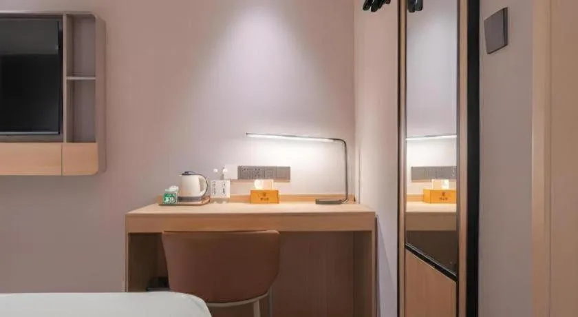 Bed in Jinjiang Inn Quanzhou West Street Kaiyuan Temple