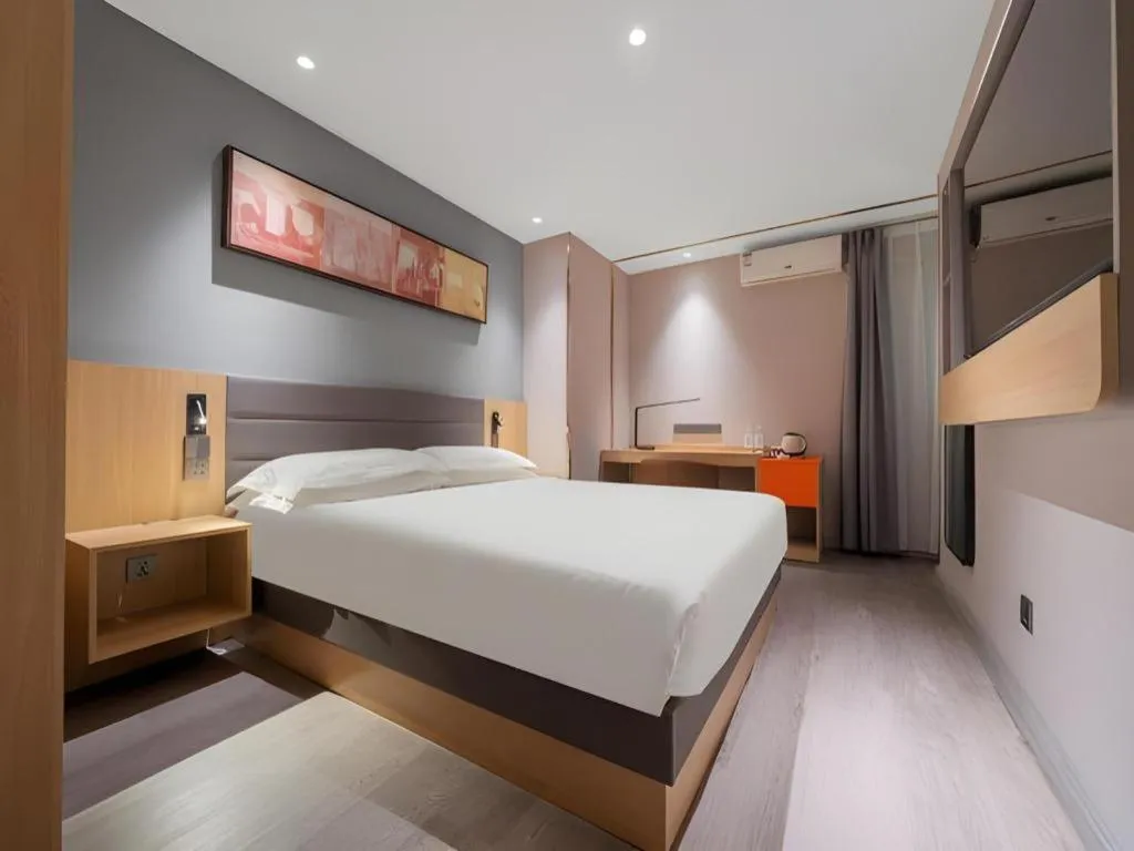 Bed in Jinjiang Inn Quanzhou West Street Kaiyuan Temple