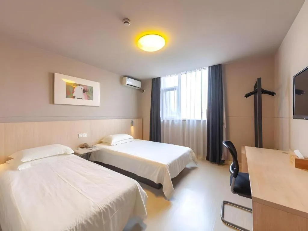 Bed in Jinjiang Inn Quanzhou West Street Kaiyuan Temple