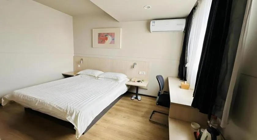 Bed in Jinjiang Inn Quanzhou West Street Kaiyuan Temple