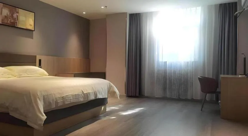 Bed in Jinjiang Inn Quanzhou West Street Kaiyuan Temple