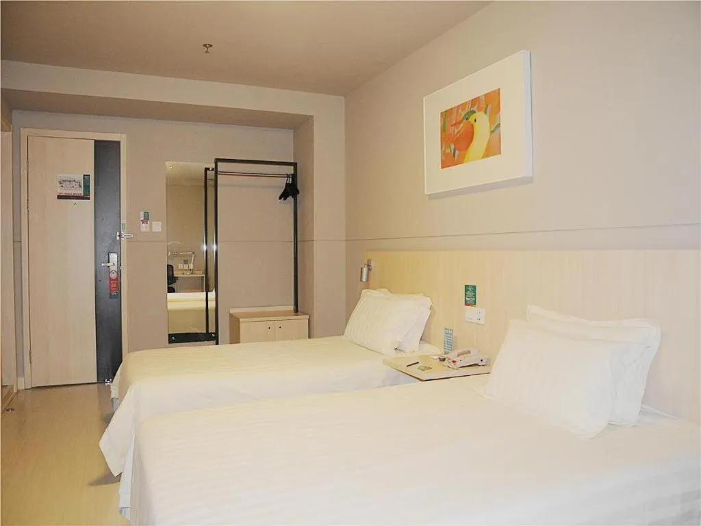 Bed in Jinjiang Inn Quanzhou West Street Kaiyuan Temple