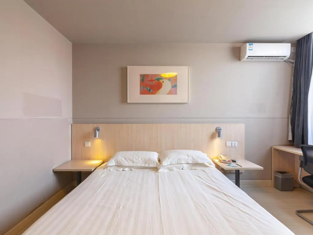 Bed in Jinjiang Inn Quanzhou West Street Kaiyuan Temple