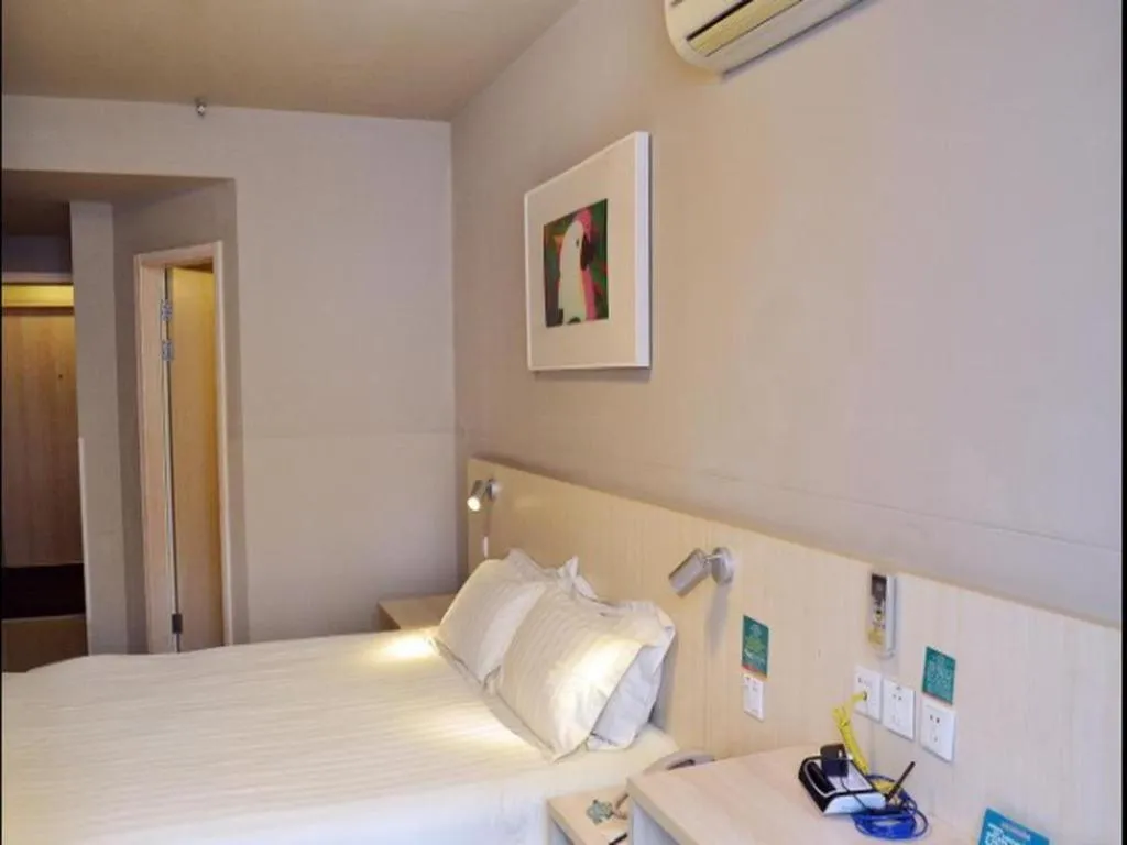 Bed in Jinjiang Inn Nanjing Xinjiekou