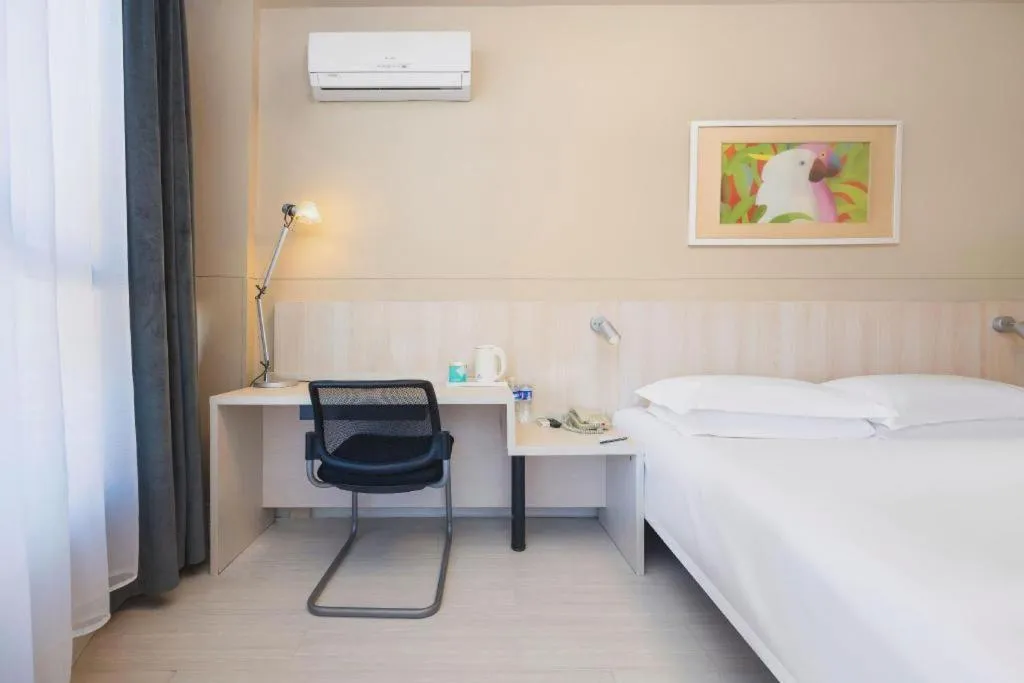 Bed in JinJiang Inn Datong Pingchengqiao