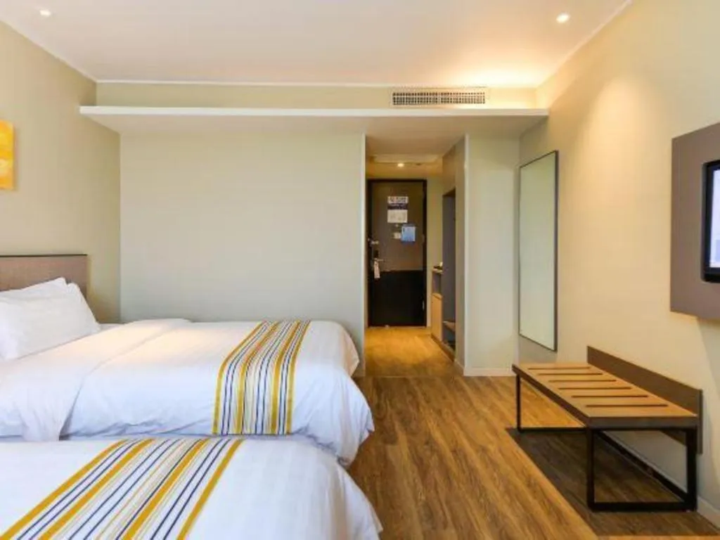 Bed in Home Inn Plus Shanghai Pudong Airport Chuansha Branch