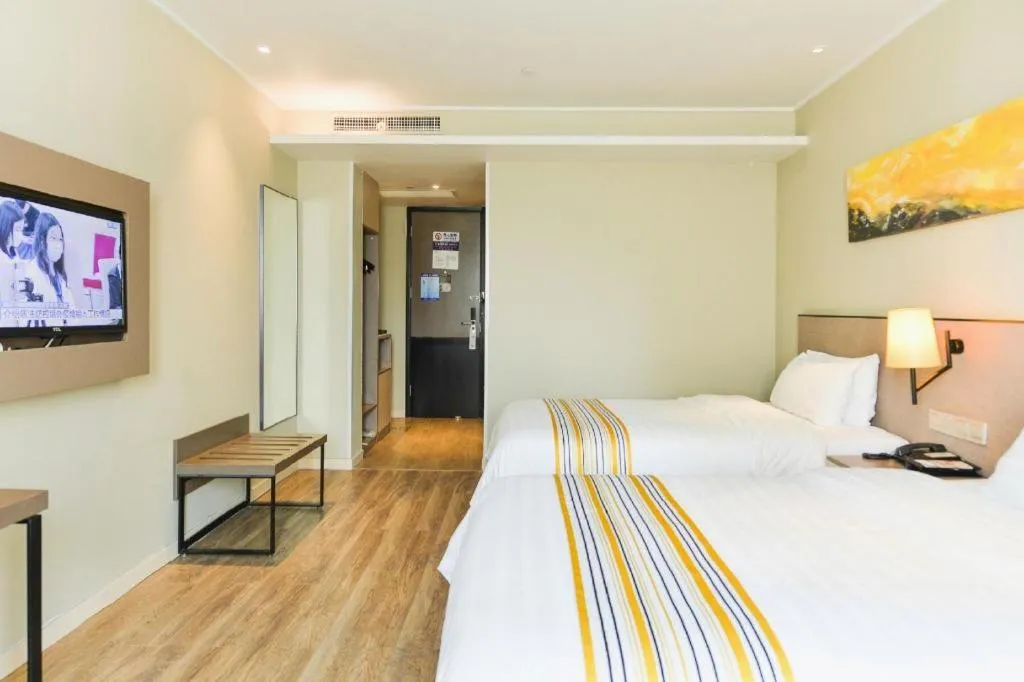 Bed in Home Inn Plus Shanghai Pudong Airport Chuansha Branch