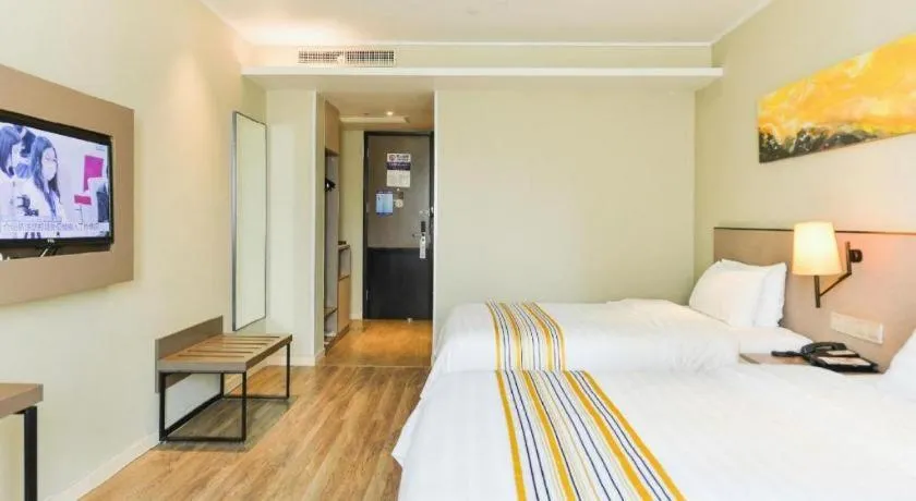 Bed in Home Inn Plus Shanghai Pudong Airport Chuansha Branch
