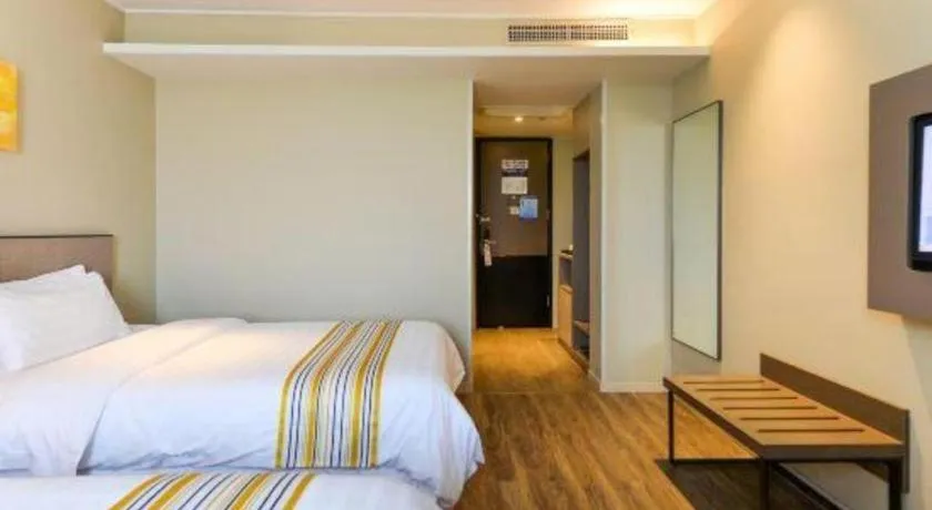 Bed in Home Inn Plus Shanghai Pudong Airport Chuansha Branch