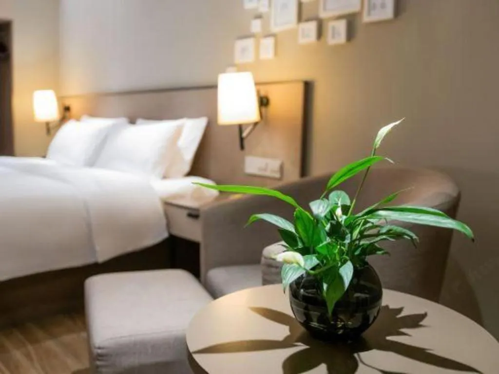 Bed in Home Inn Plus Shanghai Pudong Airport Chuansha Branch