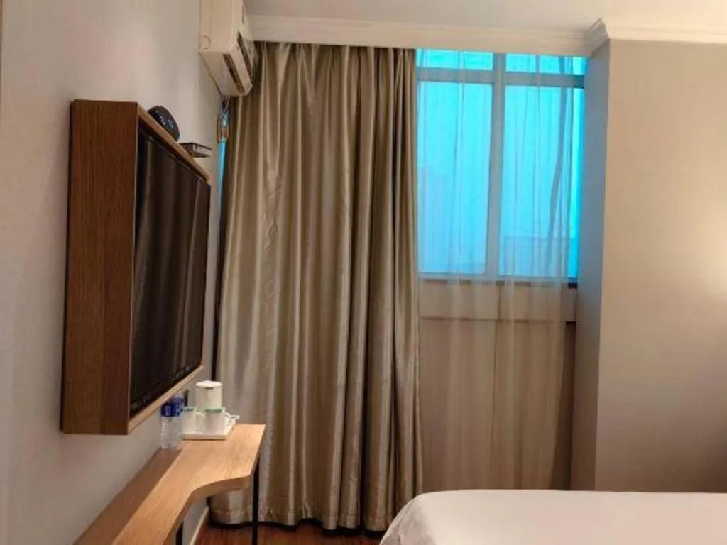 Bed in GreenTree Inn Shanghai Hongqiao Hub Convention Center Jinghua Road Shell Hotel