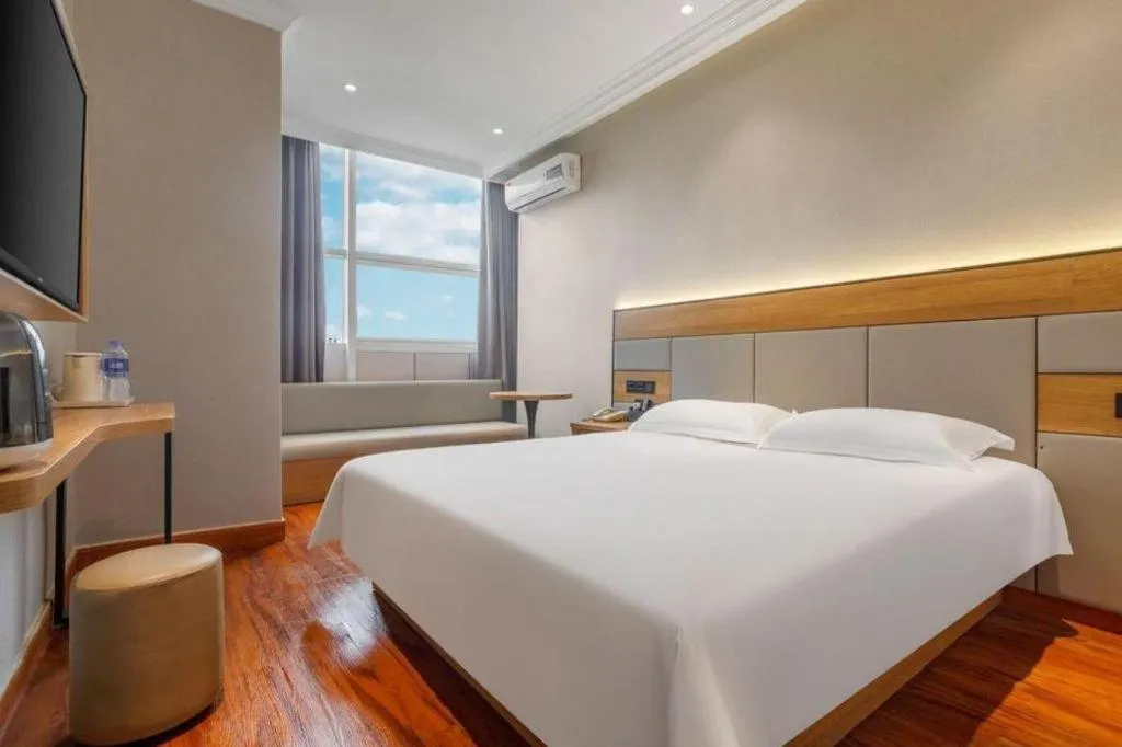 Bed in GreenTree Inn Shanghai Hongqiao Hub Convention Center Jinghua Road Shell Hotel