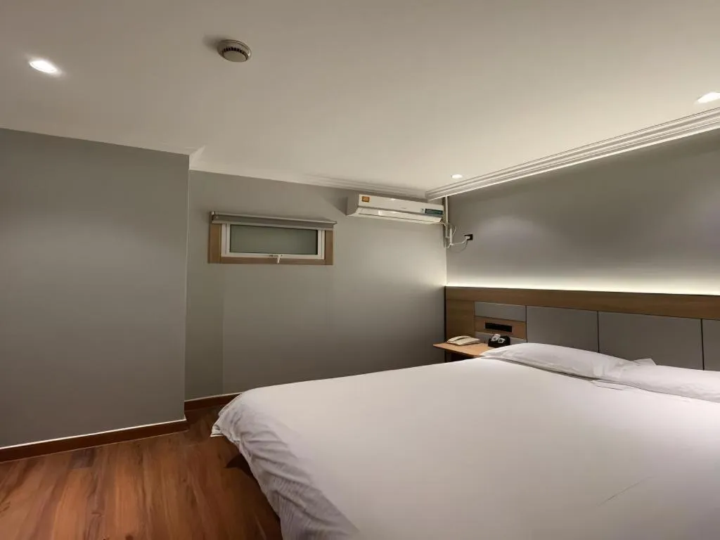 Bed in GreenTree Inn Shanghai Hongqiao Hub Convention Center Jinghua Road Shell Hotel