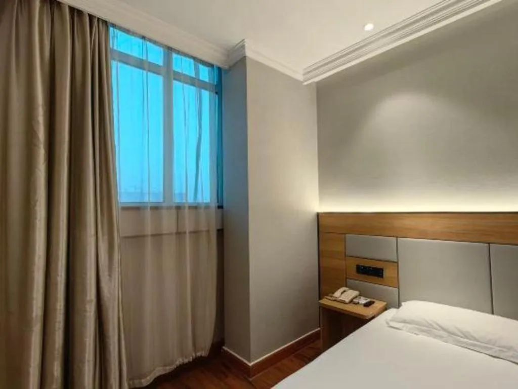 Bed in GreenTree Inn Shanghai Hongqiao Hub Convention Center Jinghua Road Shell Hotel