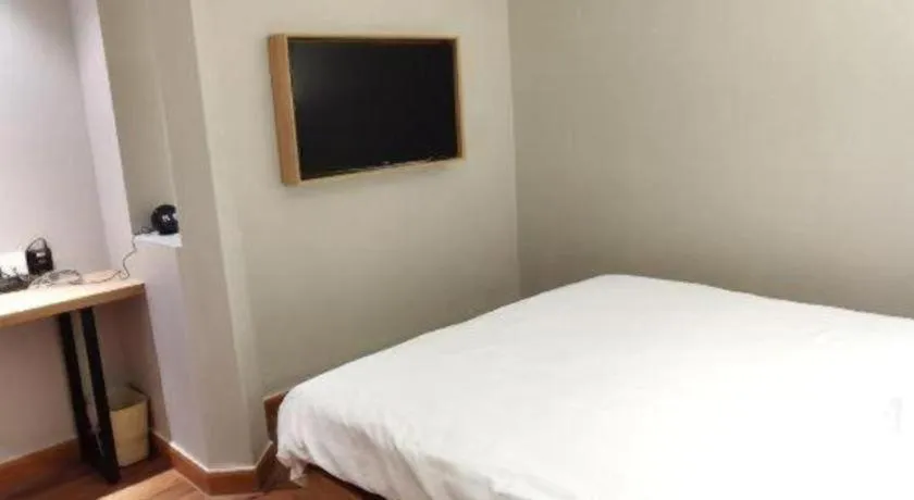 Bed in GreenTree Inn Shanghai Hongqiao Hub Convention Center Jinghua Road Shell Hotel