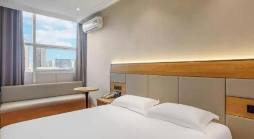 Bed in GreenTree Inn Shanghai Hongqiao Hub Convention Center Jinghua Road Shell Hotel