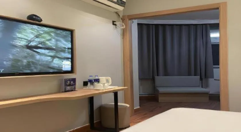 Bed in GreenTree Inn Shanghai Hongqiao Hub Convention Center Jinghua Road Shell Hotel