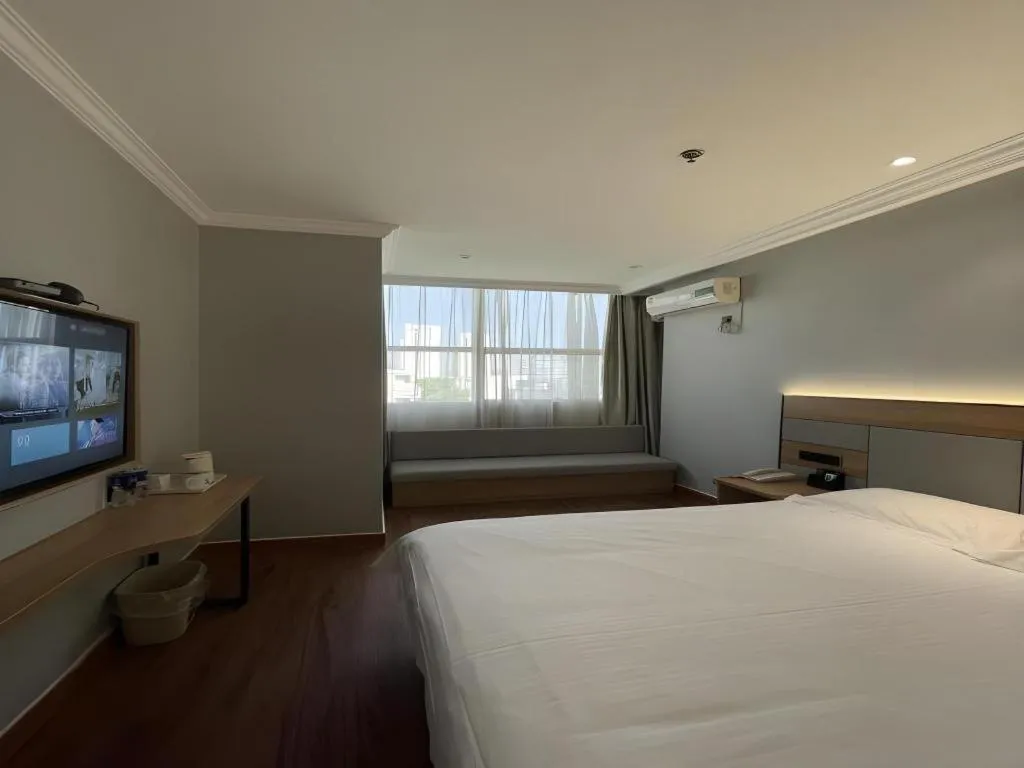 Bed in GreenTree Inn Shanghai Hongqiao Hub Convention Center Jinghua Road Shell Hotel