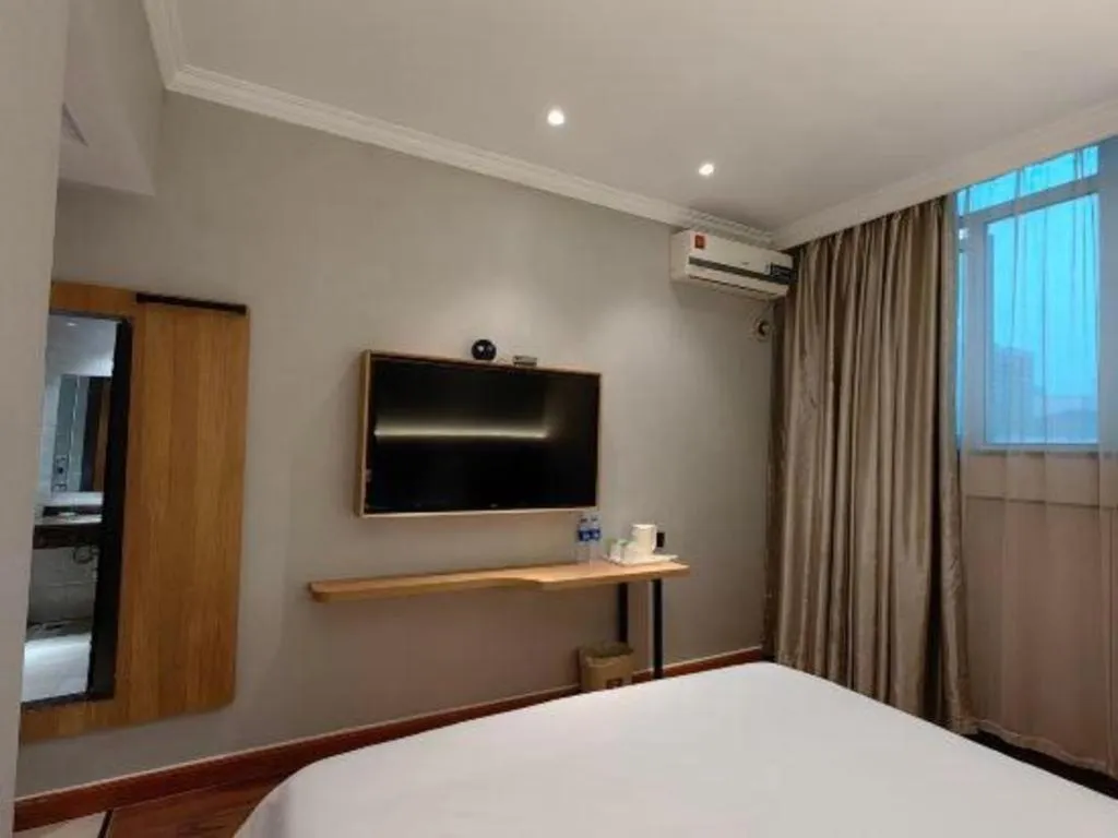Bed in GreenTree Inn Shanghai Hongqiao Hub Convention Center Jinghua Road Shell Hotel