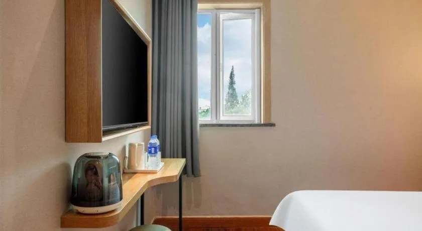 Bed in GreenTree Inn Shanghai Hongqiao Hub Convention Center Jinghua Road Shell Hotel