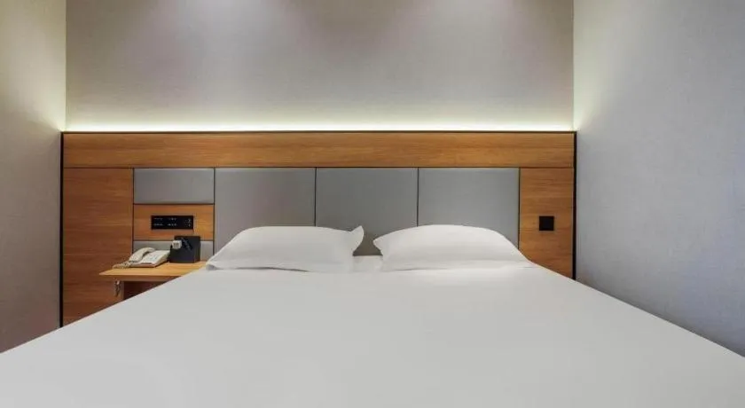 Bed in GreenTree Inn Shanghai Hongqiao Hub Convention Center Jinghua Road Shell Hotel