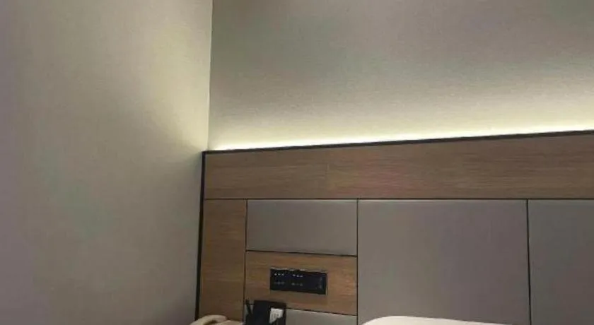 Bed in GreenTree Inn Shanghai Hongqiao Hub Convention Center Jinghua Road Shell Hotel