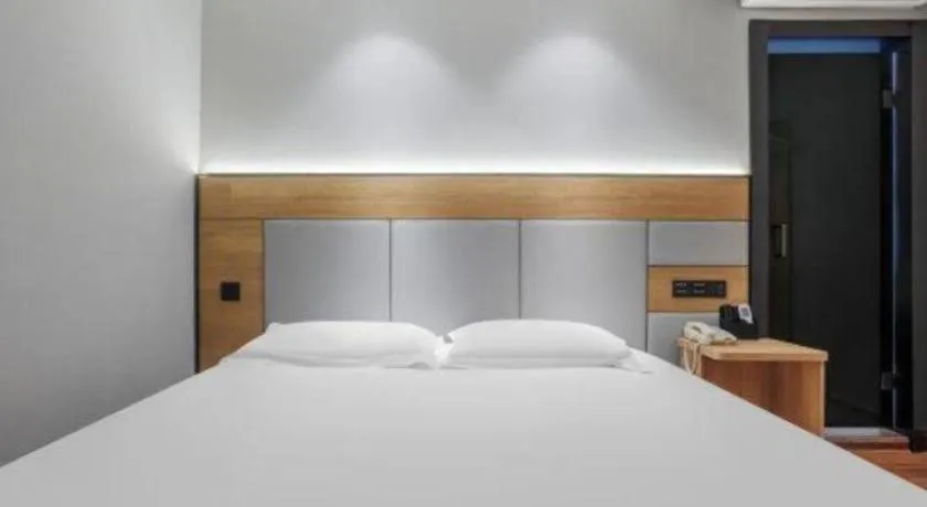 Bed in GreenTree Inn Shanghai Hongqiao Hub Convention Center Jinghua Road Shell Hotel