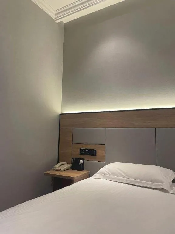 Bed in GreenTree Inn Shanghai Hongqiao Hub Convention Center Jinghua Road Shell Hotel