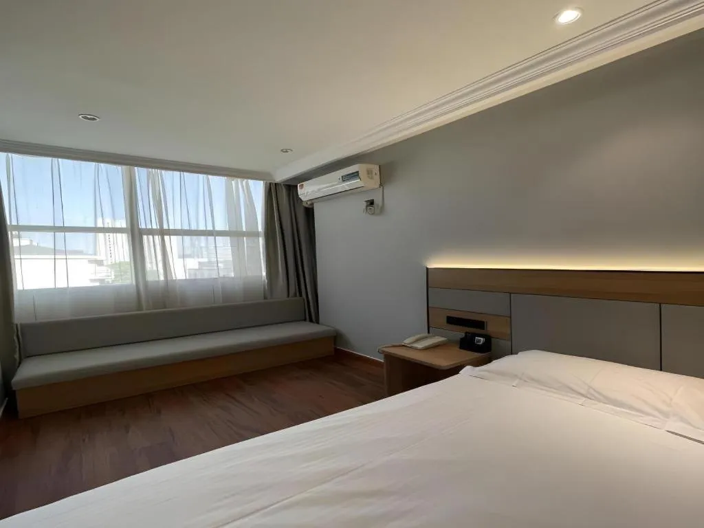 Bed in GreenTree Inn Shanghai Hongqiao Hub Convention Center Jinghua Road Shell Hotel