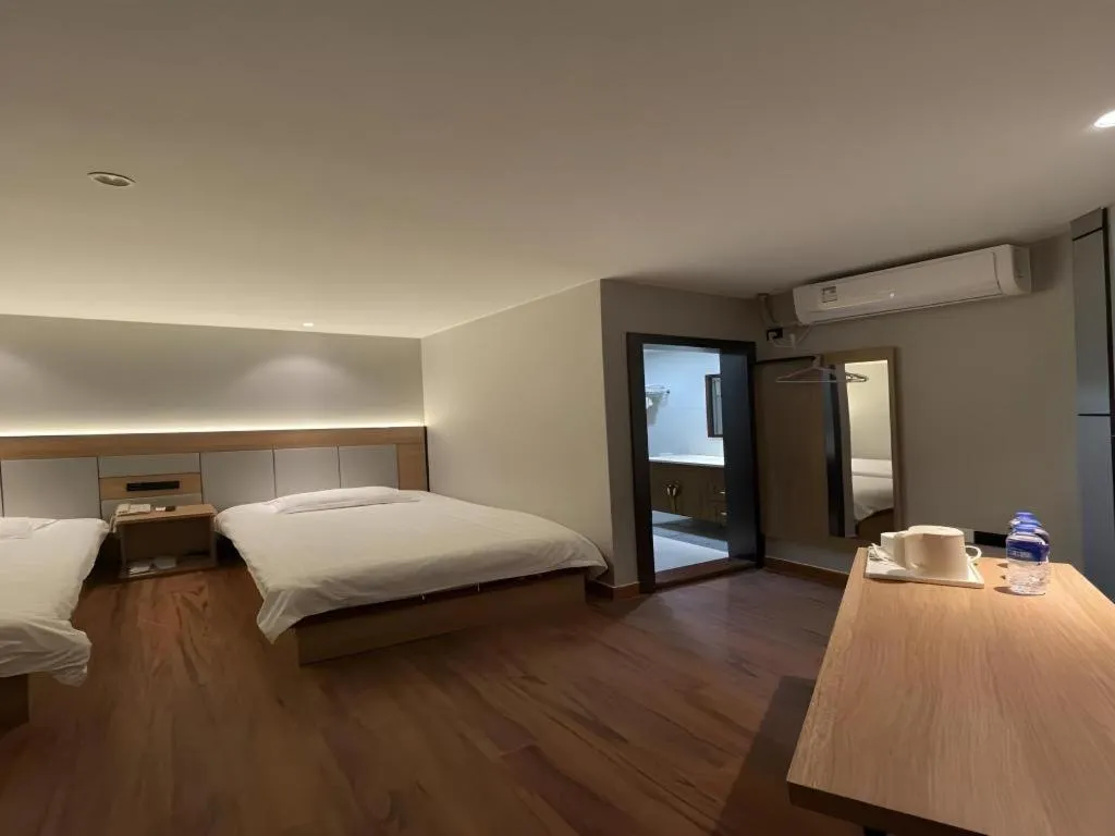 Bed in GreenTree Inn Shanghai Hongqiao Hub Convention Center Jinghua Road Shell Hotel