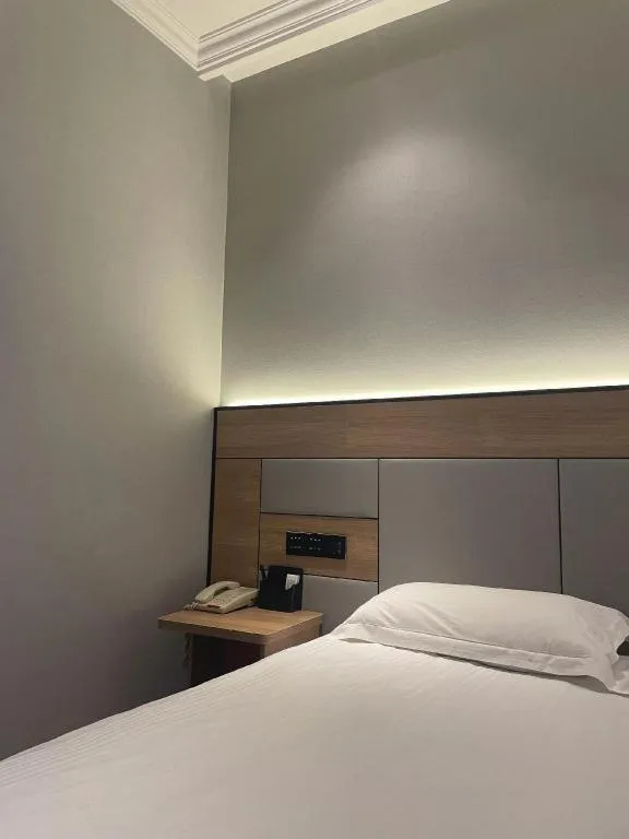 Bed in GreenTree Inn Shanghai Hongqiao Hub Convention Center Jinghua Road Shell Hotel