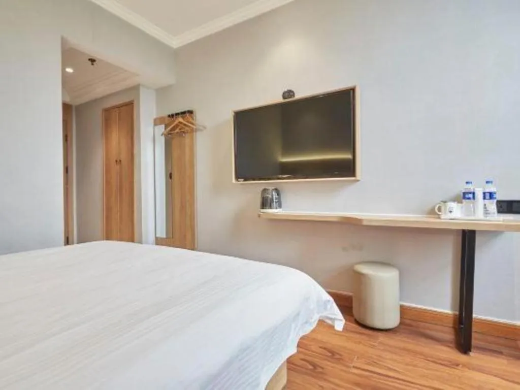 Bed in GreenTree Inn Shanghai Hongqiao Hub Convention Center Jinghua Road Shell Hotel