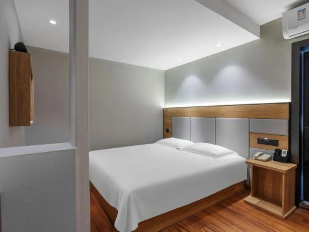 Bed in GreenTree Inn Shanghai Hongqiao Hub Convention Center Jinghua Road Shell Hotel