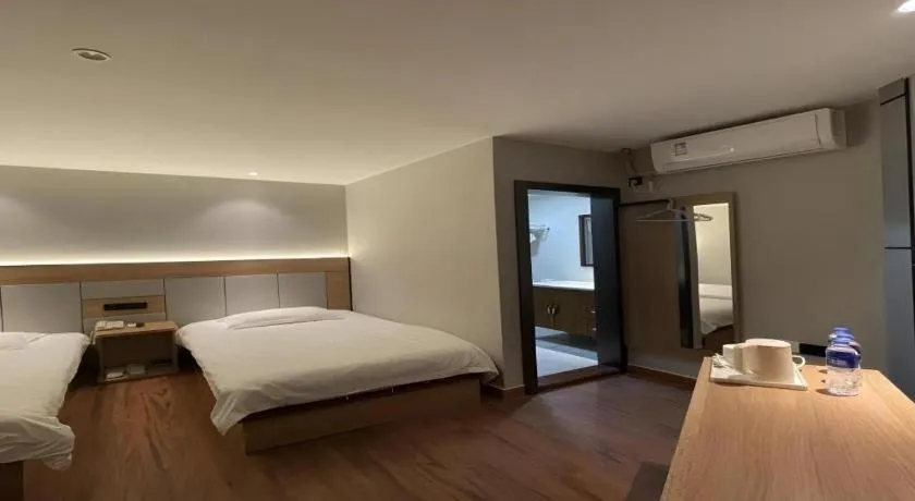 Bed in GreenTree Inn Shanghai Hongqiao Hub Convention Center Jinghua Road Shell Hotel