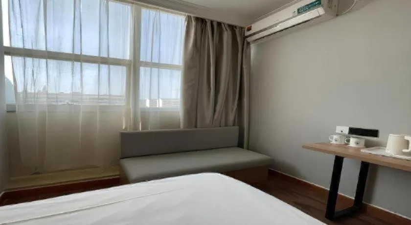 Bed in GreenTree Inn Shanghai Hongqiao Hub Convention Center Jinghua Road Shell Hotel