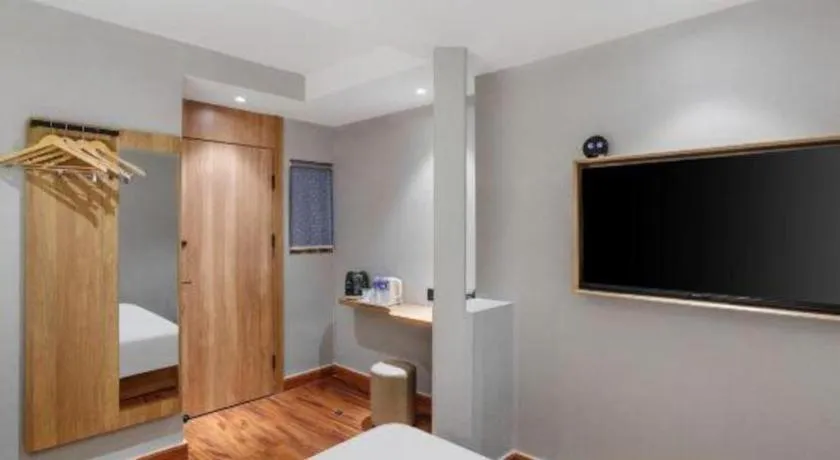 Bed in GreenTree Inn Shanghai Hongqiao Hub Convention Center Jinghua Road Shell Hotel