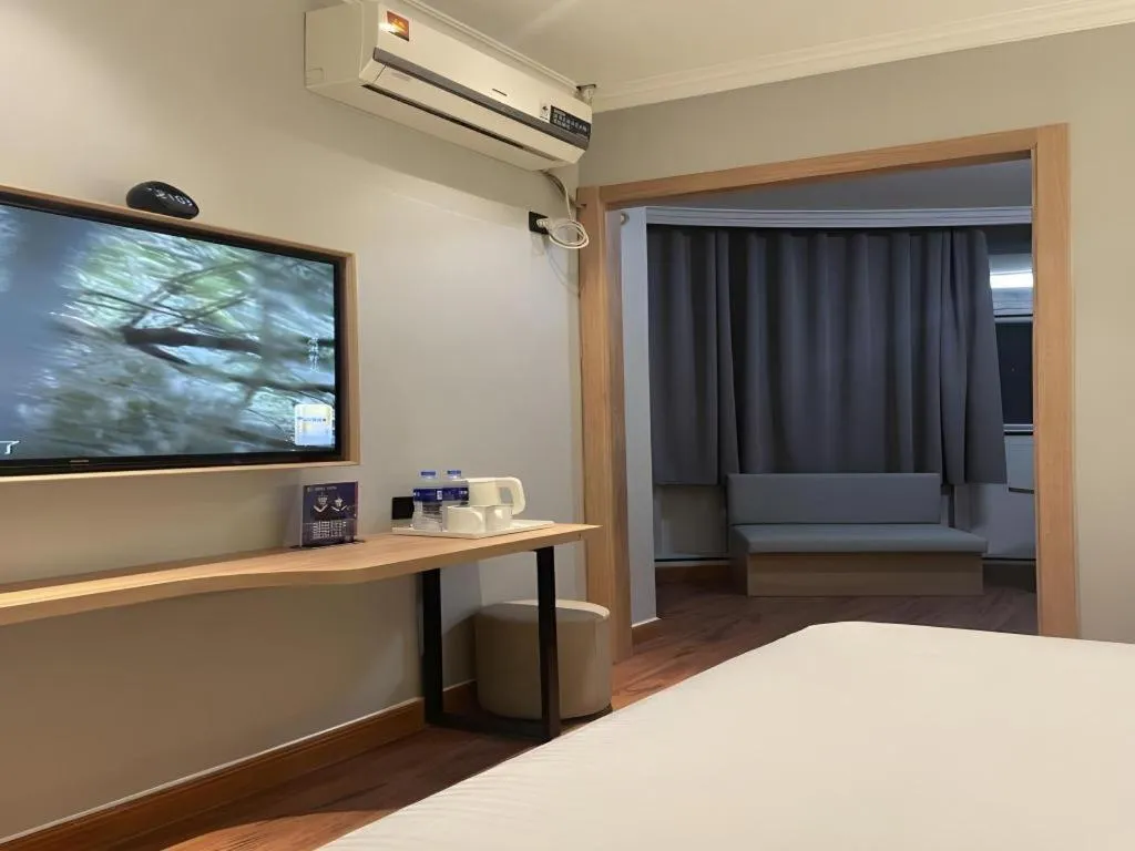 Bed in GreenTree Inn Shanghai Hongqiao Hub Convention Center Jinghua Road Shell Hotel