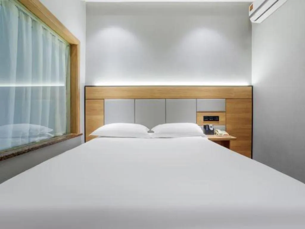 Bed in GreenTree Inn Shanghai Hongqiao Hub Convention Center Jinghua Road Shell Hotel