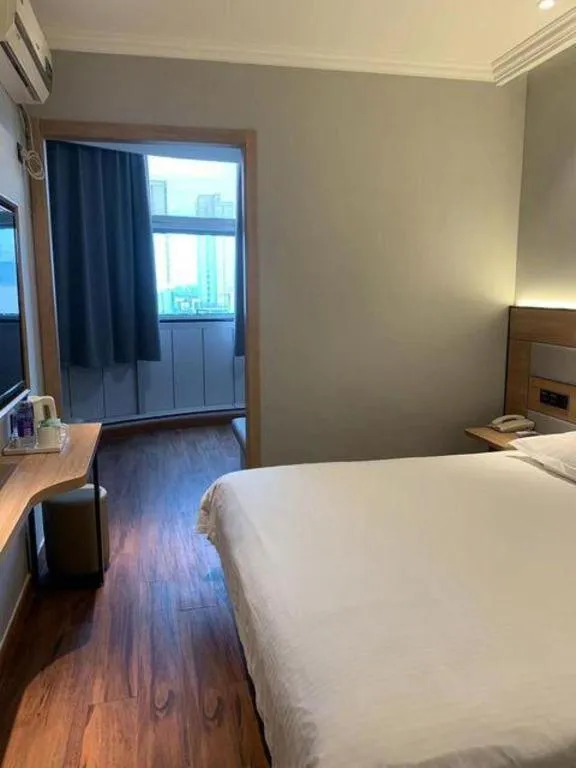 Bed in GreenTree Inn Shanghai Hongqiao Hub Convention Center Jinghua Road Shell Hotel