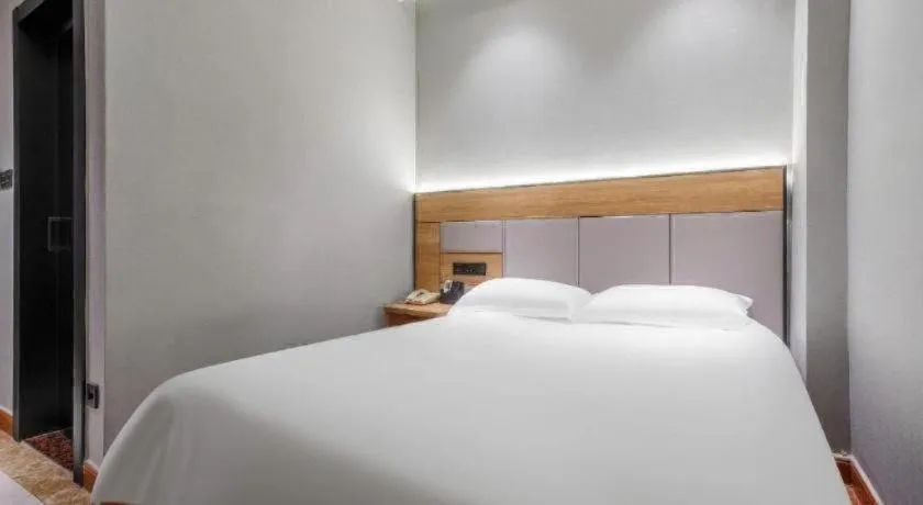Bed in GreenTree Inn Shanghai Hongqiao Hub Convention Center Jinghua Road Shell Hotel