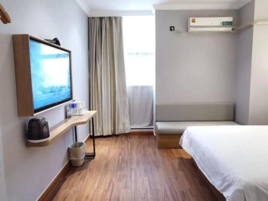 Bed in GreenTree Inn Shanghai Hongqiao Hub Convention Center Jinghua Road Shell Hotel