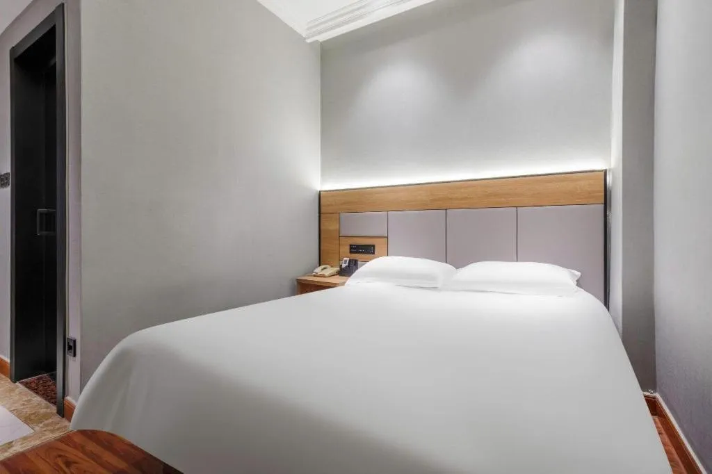 Bed in GreenTree Inn Shanghai Hongqiao Hub Convention Center Jinghua Road Shell Hotel