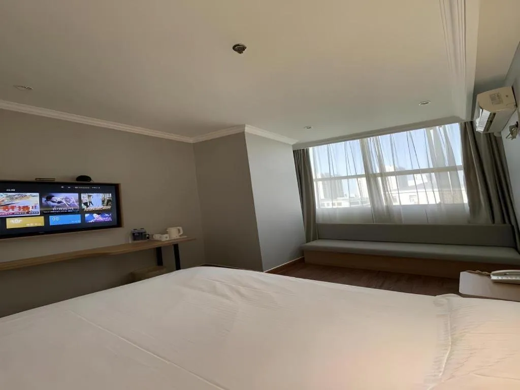 Bed in GreenTree Inn Shanghai Hongqiao Hub Convention Center Jinghua Road Shell Hotel