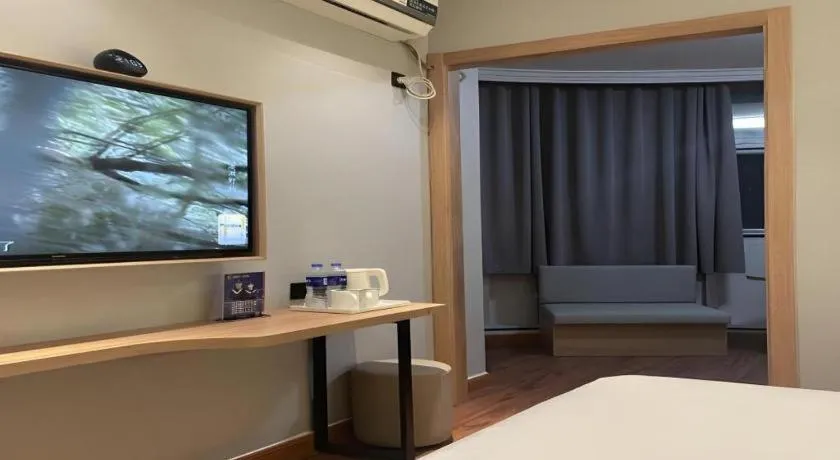 Bed in GreenTree Inn Shanghai Hongqiao Hub Convention Center Jinghua Road Shell Hotel