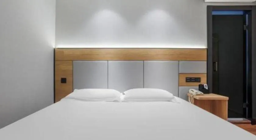 Bed in GreenTree Inn Shanghai Hongqiao Hub Convention Center Jinghua Road Shell Hotel