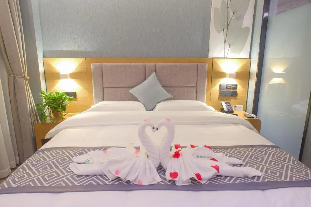 Bed in GreenTree Inn Puyang Ruifengyuan Business Hotel