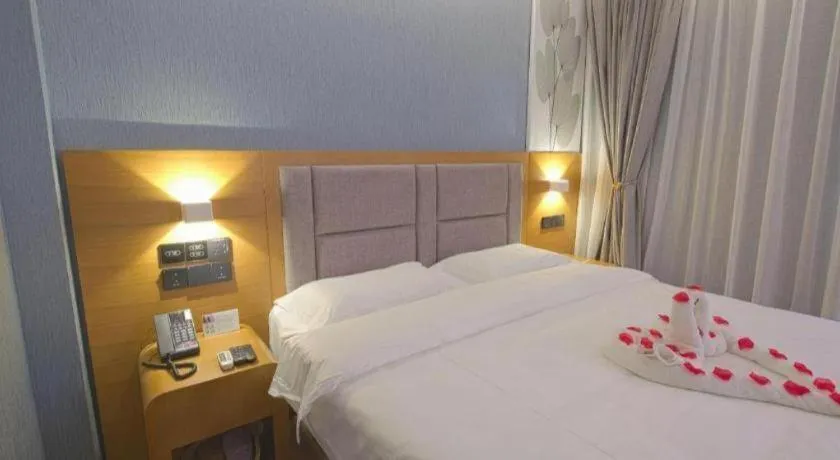 Bed in GreenTree Inn Puyang Ruifengyuan Business Hotel